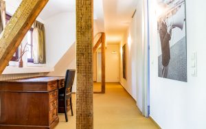 Die Suite im Waldhotel am Nuerburgring mit Schreibtisch und modernem Badezimmer mit Badewanne und Dusche in der Eifel in Baar Ferien Events Motorsport und wandern