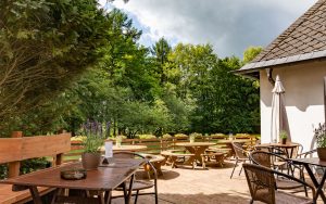 Grosse-Terrasse-im-Waldhotel-am-Nuerburgring-in-der-Eifel-in-Baar-mit-privatem-Wald