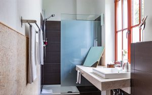 Helles großes Badezimmer mit Dusche oder Badewanne im Waldhotel am Nuerburgring in der Eifel in Baar