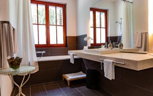 Helles großes modernes Badezimmer mit Badewanne im Waldhotel am Nuerburgring in der Eifel in Baar